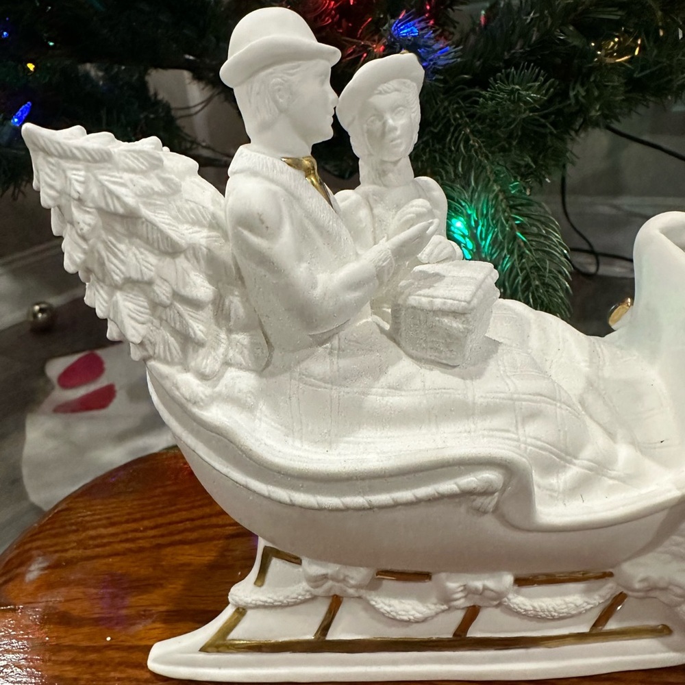 LENOX 1993 Musical Sleigh…Plays O Christmas Tree…A Young Couple in a Sleigh. - Picture 7 of 11